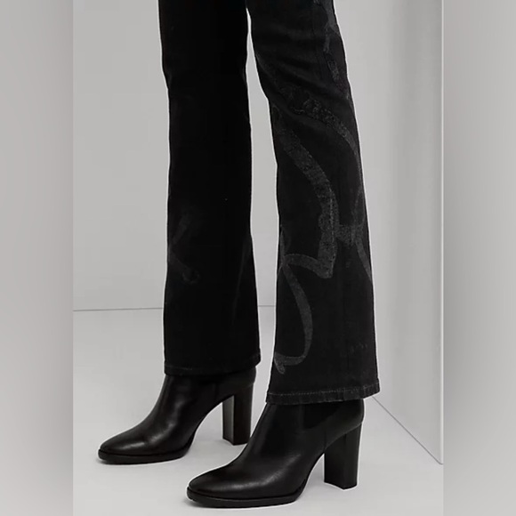 AUTHENTICATED
Belting-Print High-Rise Boot Jean
Lauren - Picture 4 of 15